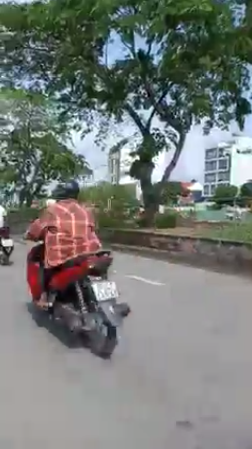 'Quái xế' chặn đường Nguyễn Văn Linh để biểu diễn, nẹt pô giữa ban ngày ảnh 2