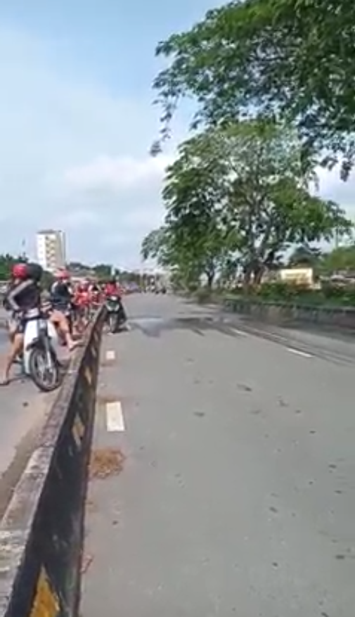 'Quái xế' chặn đường Nguyễn Văn Linh để biểu diễn, nẹt pô giữa ban ngày ảnh 1