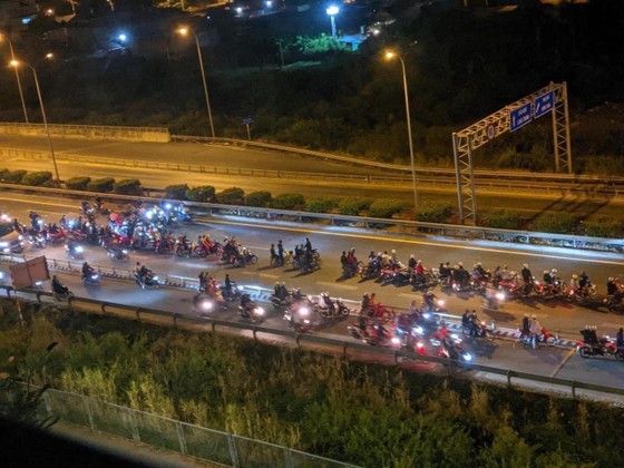 'Quái xế' chặn đường Nguyễn Văn Linh để biểu diễn, nẹt pô giữa ban ngày ảnh 5