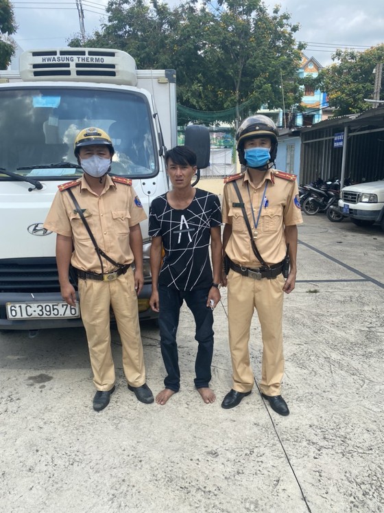 Nổ súng khống chế tài xế cầm kim tiêm "dọa" tấn công CSGT ảnh 2