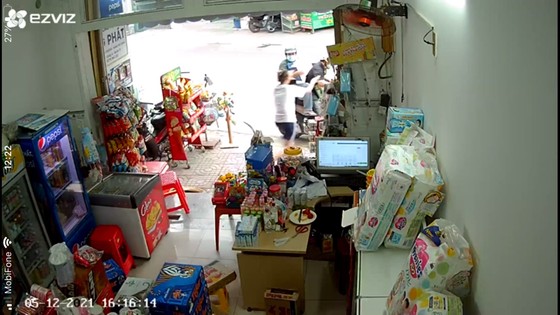 Bắt 2 'bợm nhậu' chuyên giả vờ mua rồi cướp bia của các cửa hàng ở TP Thủ Đức ảnh 2
