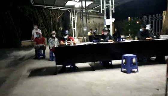 Tạm giữ nhiều 'quái xế' tổ chức đua xe ở quận 7 giữa lúc giãn cách xã hội ảnh 1