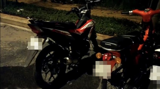 Tạm giữ nhiều 'quái xế' tổ chức đua xe ở quận 7 giữa lúc giãn cách xã hội ảnh 2