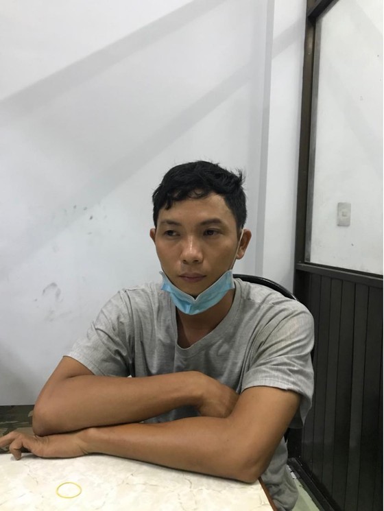 Khởi tố kẻ phóng hỏa đốt nhà 2 vợ chồng bán hoa ở TP Thủ Đức ảnh 1