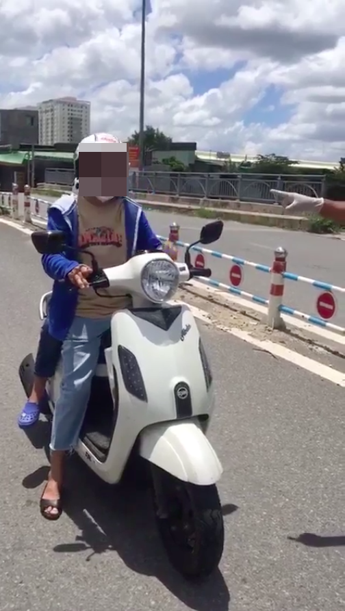 Người phụ nữ chửi bới, đòi 'thông' chốt kiểm soát ở quận Bình Tân ảnh 1