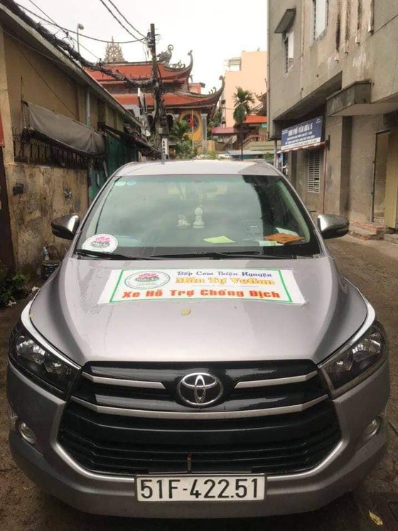 Xe dán bảng 'Bếp cơm thiện nguyện...' đưa người từ TPHCM về quê với giá 5 triệu đồng ảnh 1