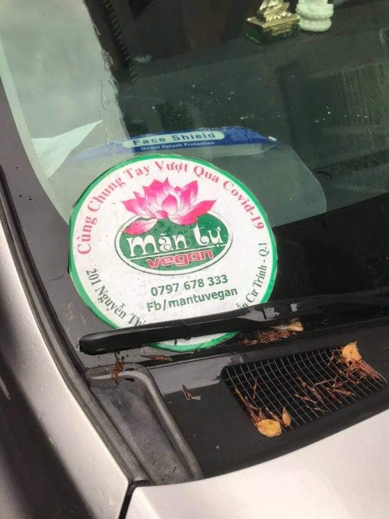 Xe dán bảng 'Bếp cơm thiện nguyện...' đưa người từ TPHCM về quê với giá 5 triệu đồng ảnh 2
