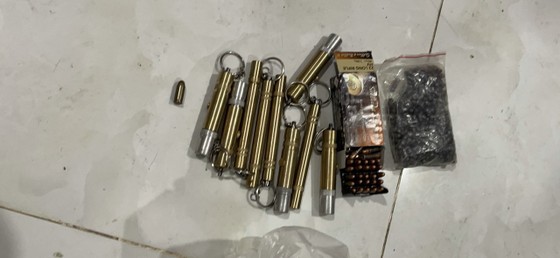 Công an TPHCM bắt nhóm đối tượng làm giả giấy tờ đi đường thu súng, đạn, ma tuý ảnh 6
