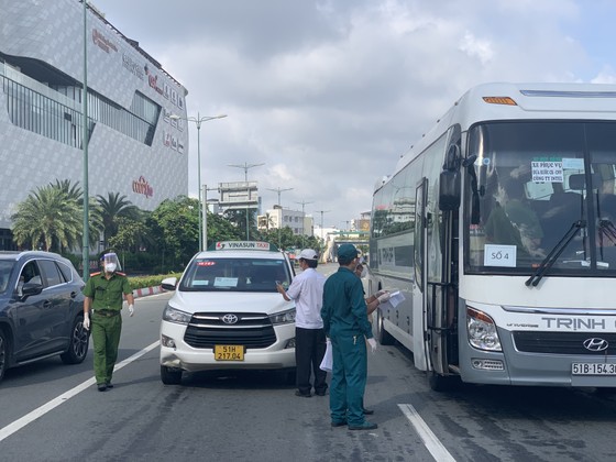 Người dân tuân thủ quy định trong ngày đầu tăng cường kiểm soát phòng dịch Covid-19 ở TPHCM ảnh 1