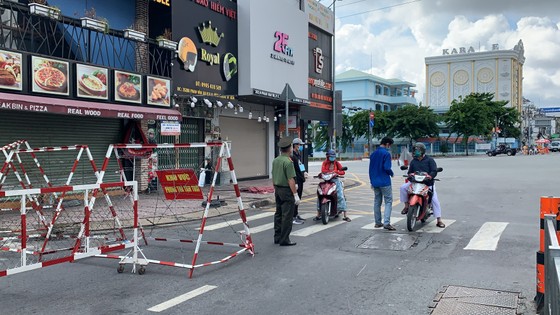 Người dân tuân thủ quy định trong ngày đầu tăng cường kiểm soát phòng dịch Covid-19 ở TPHCM ảnh 5