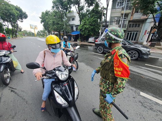 Ngày đầu dùng giấy đi đường mới: Giấy cũ vẫn được 'du di' ảnh 1