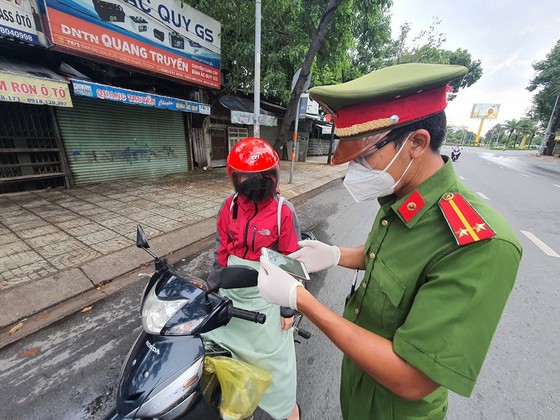 Ngày đầu dùng giấy đi đường mới: Giấy cũ vẫn được 'du di' ảnh 2
