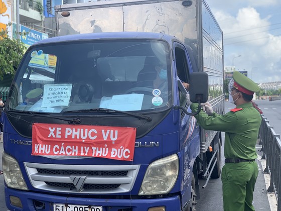 Công an hướng dẫn kiểm tra phương tiện ra vào tại các chốt trạm nội thành TPHCM ảnh 1