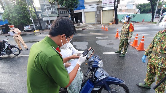 Ngày đầu tiên TPHCM thực hiện trở lại khai báo 'di chuyển nội địa' ảnh 1