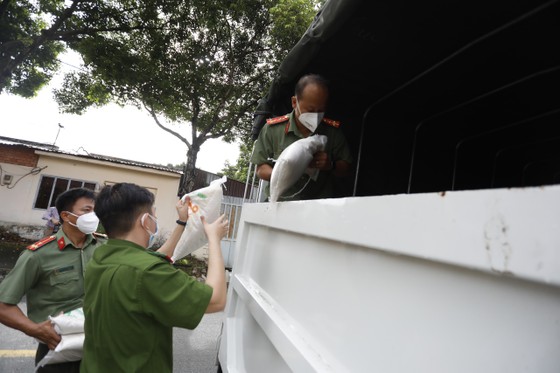 Công an TPHCM trao quà cho người dân khó khăn do dịch bệnh Covid-19 tại TP Thủ Đức ảnh 8