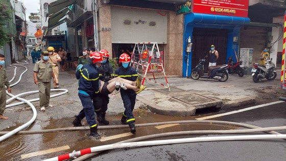 Cảnh sát giải cứu 5 người mắc kẹt và hướng dẫn 35 người thoát khỏi vụ cháy nhà ở quận 10 ảnh 7