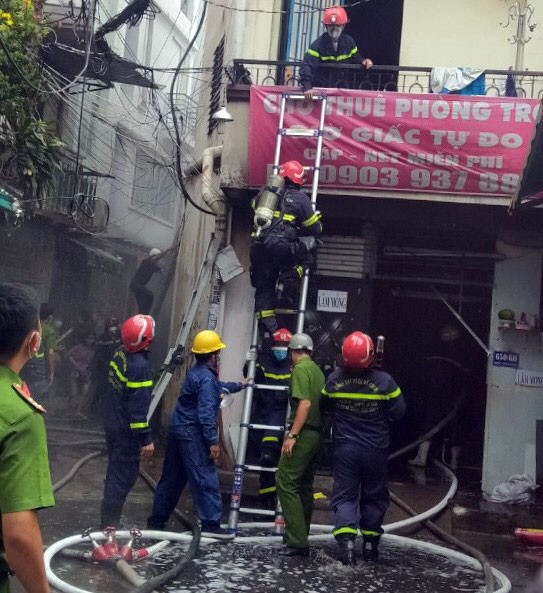 Cảnh sát giải cứu 5 người mắc kẹt và hướng dẫn 35 người thoát khỏi vụ cháy nhà ở quận 10 ảnh 3