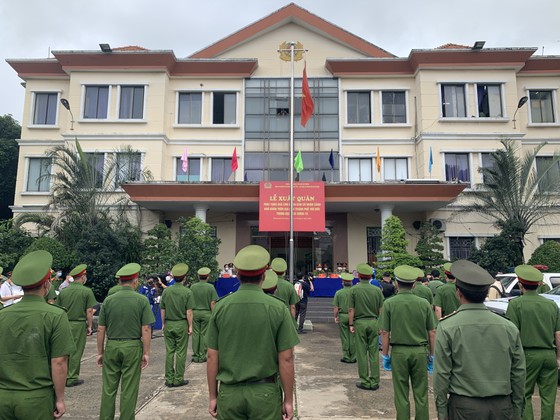 Công an TPHCM trao quà cho người dân khó khăn do dịch bệnh Covid-19 tại TP Thủ Đức ảnh 1