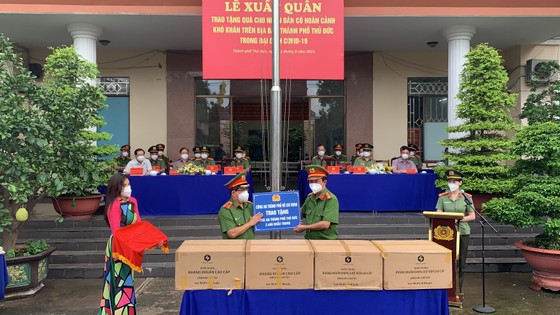 Công an TPHCM trao quà cho người dân khó khăn do dịch bệnh Covid-19 tại TP Thủ Đức ảnh 5