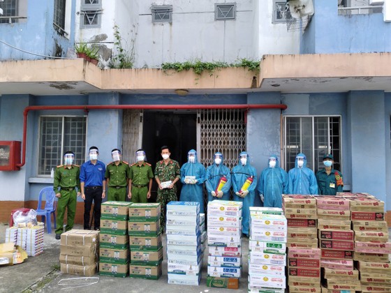 Cảnh sát PCCC trao quà cho người dân, trẻ em có hoàn cảnh khó khăn do dịch Covid-19 ảnh 5