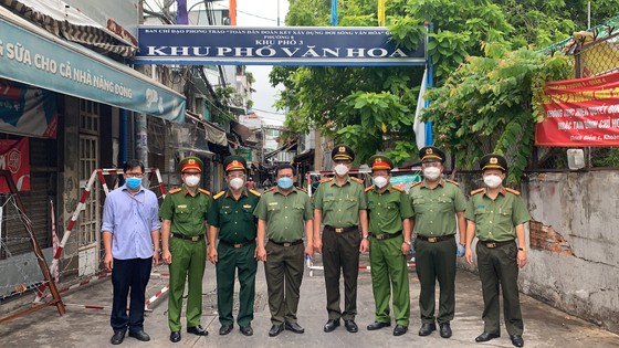 Công an TPHCM trao nhu yếu phẩm tận tay người dân khó khăn do dịch Covid-19 ở quận 4 ảnh 2