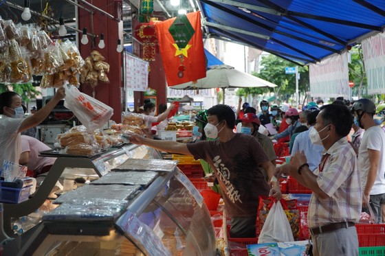 Người dân tập trung đông chờ mua bánh Trung thu ở cửa hàng tại quận 1 ảnh 9