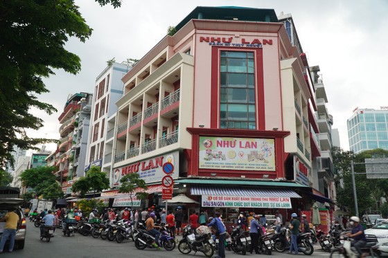 Người dân tập trung đông chờ mua bánh Trung thu ở cửa hàng tại quận 1 ảnh 1