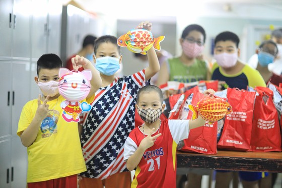 Gần 3.000 phần quà tới tay người dân trên địa bàn quận 8 ảnh 10