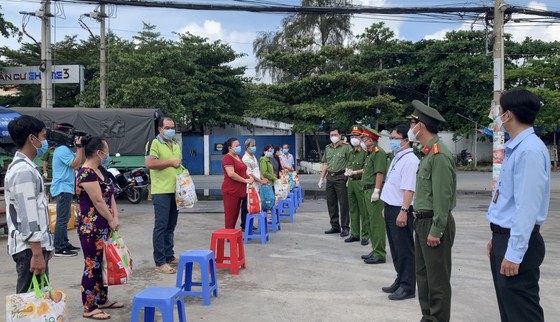 Gần 3.000 phần quà tới tay người dân trên địa bàn quận 8 ảnh 6