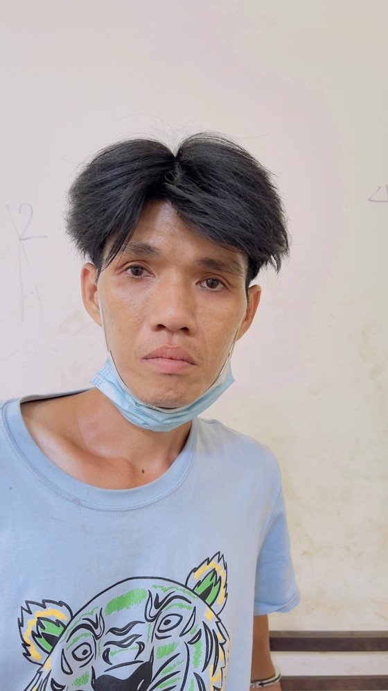 Thanh niên dương tính chất ma tuý dùng dao tấn công khiến công an và bảo vệ dân phố bị thương ảnh 1