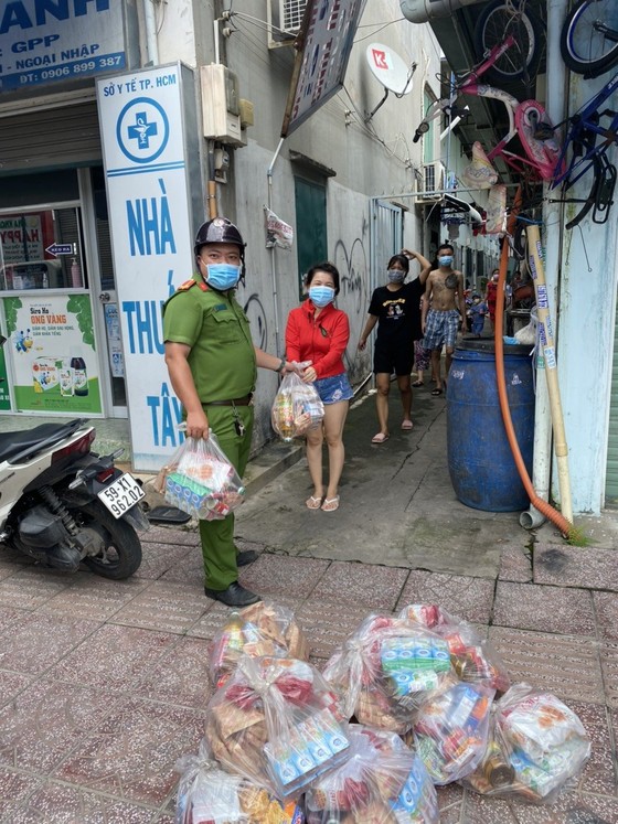 Cảnh sát khu vực hỗ trợ sản phụ ở 'vùng đỏ' đi sinh kịp thời ở TP Thủ Đức ảnh 2