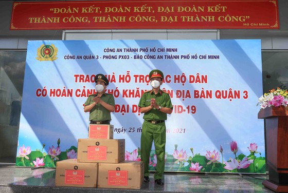 Lãnh đạo Công an TPHCM tới tận nhà trao gạo, nhu yếu phẩm...cho bà con khó khăn ở quận 3 ảnh 3