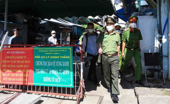 Lãnh đạo Công an TPHCM tới tận nhà trao gạo, nhu yếu phẩm...cho bà con khó khăn ở quận 3 ảnh 5