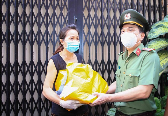 Lãnh đạo Công an TPHCM tới tận nhà trao gạo, nhu yếu phẩm...cho bà con khó khăn ở quận 3 ảnh 8