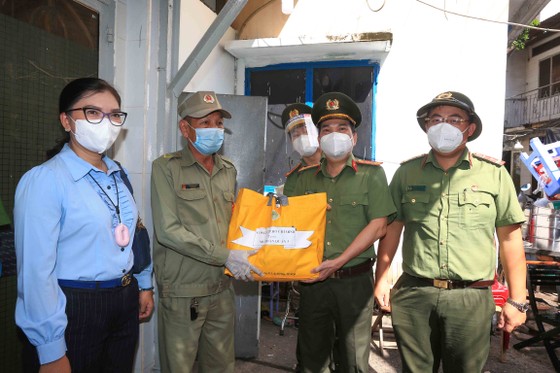 Lãnh đạo Công an TPHCM tới tận nhà trao gạo, nhu yếu phẩm...cho bà con khó khăn ở quận 3 ảnh 7