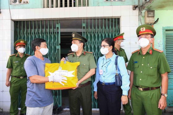 Lãnh đạo Công an TPHCM tới tận nhà trao gạo, nhu yếu phẩm...cho bà con khó khăn ở quận 3 ảnh 6