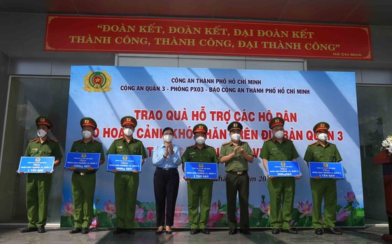 Lãnh đạo Công an TPHCM tới tận nhà trao gạo, nhu yếu phẩm...cho bà con khó khăn ở quận 3 ảnh 4