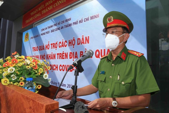Lãnh đạo Công an TPHCM tới tận nhà trao gạo, nhu yếu phẩm...cho bà con khó khăn ở quận 3 ảnh 1