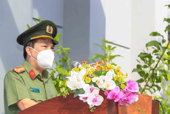 Lãnh đạo Công an TPHCM tới tận nhà trao gạo, nhu yếu phẩm...cho bà con khó khăn ở quận 3 ảnh 2