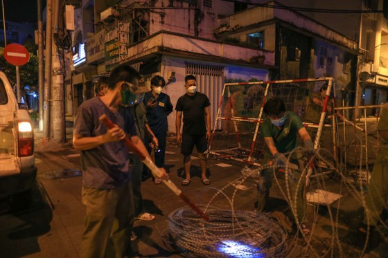Tháo gỡ nhiều rào chắn trên các tuyến đường lớn trong đêm ảnh 6