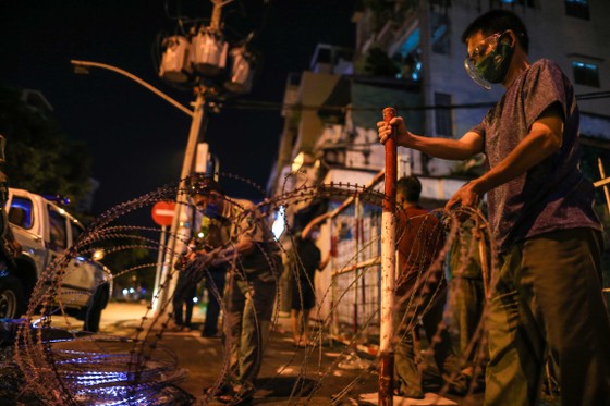 Tháo gỡ nhiều rào chắn trên các tuyến đường lớn trong đêm ảnh 5