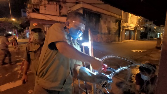 Tháo gỡ nhiều rào chắn trên các tuyến đường lớn trong đêm ảnh 3