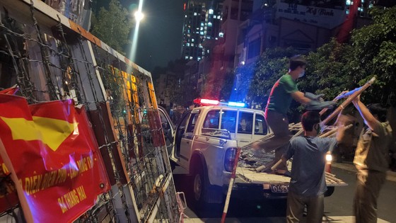 Tháo gỡ nhiều rào chắn trên các tuyến đường lớn trong đêm ảnh 11