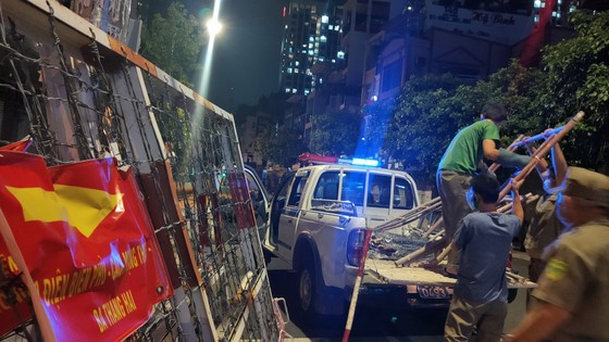 Tháo gỡ nhiều rào chắn trên các tuyến đường lớn trong đêm ảnh 12