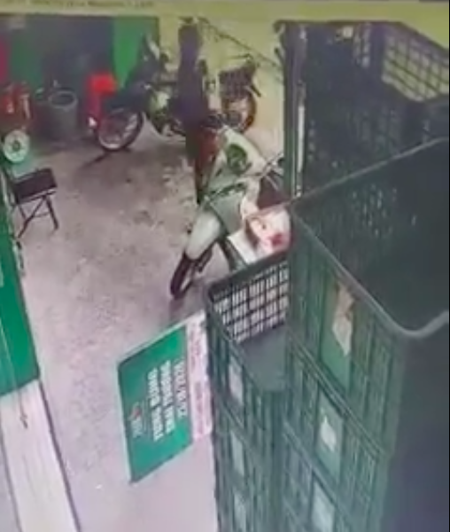Dàn cảnh nhờ bảo vệ mua nước để lấy trộm xe SH ở cửa hàng tiện lợi ảnh 1