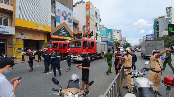 'Giải cứu' nhiều người trong căn nhà đang cháy trên đường Cộng Hòa, quận Tân Bình ảnh 1