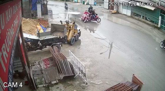 Người phụ nữ bị kẻ cướp kéo lê trên đường ảnh 1
