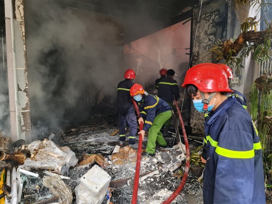 Kho chứa đồ trang trí sự kiện cưới, hỏi bùng cháy dữ dội ảnh 1