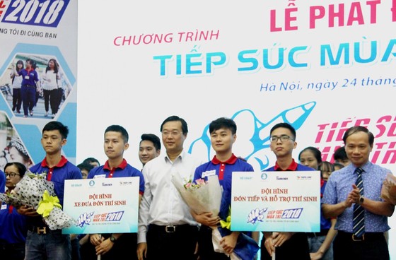 Công bố đường dây nóng hỗ trợ thí sinh có hoàn cảnh khó khăn trong kỳ thi THPT Quốc gia 2018 ảnh 1