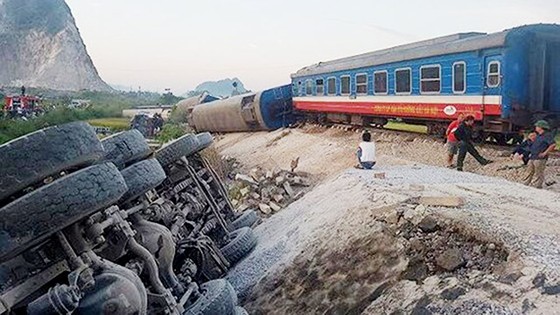 Yêu cầu xử lý trách nhiệm người đứng đầu trong việc để xảy ra tai nạn đường sắt ảnh 1